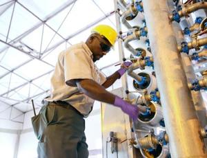 Un technicien réalise le dessalement d'eau de mer